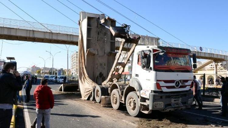 Damperi açılan kamyon üst geçitte çarptı: 3 yaralı