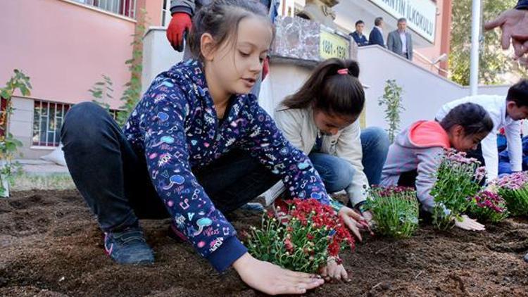 2 bin minik binlerce çiçek dikti