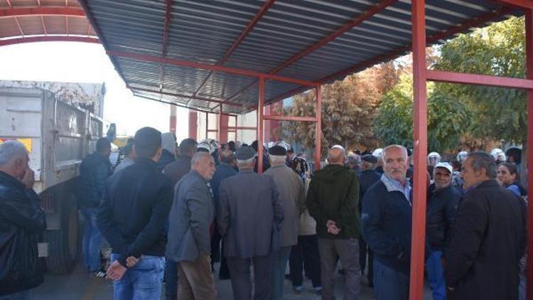 Bayraklıda belediye cemevinin düğün salonunu yıktı