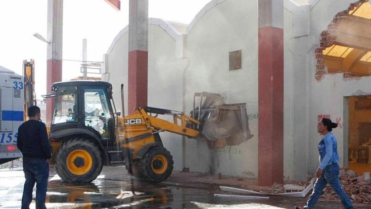 Belediye cemevinin düğün salonunu yıktı, ortalık karıştı