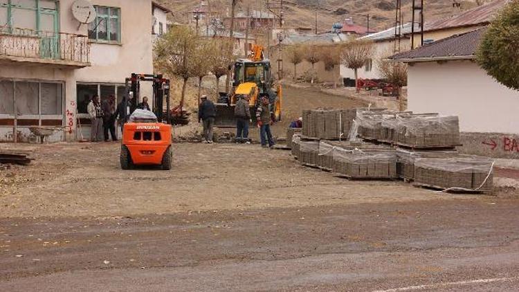 Delilyasta parke taş çalışmaları sürüyor