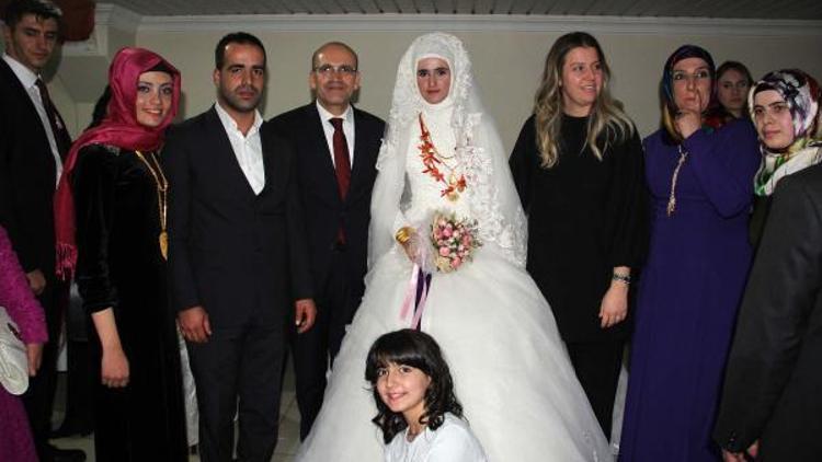 Başbakan Yardımcısı Şimşek, yeğeninin nikah şahitliğini yaptı