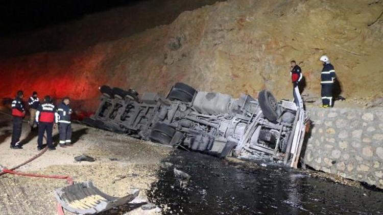 Malatyada zift yüklü TIR devrildi: 1 ölü