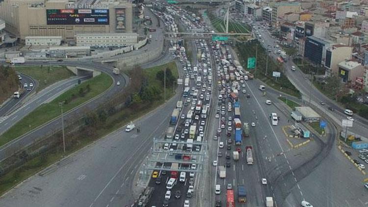 Serbest geçişin başladığı Mahmutbey Gişelerde yoğunluk