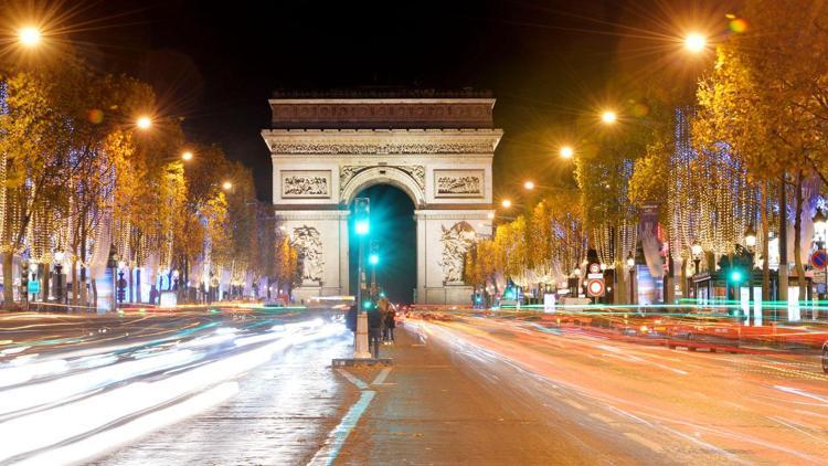 Fransa’nın başkenti Paris, Noel’e hazırlanıyor.