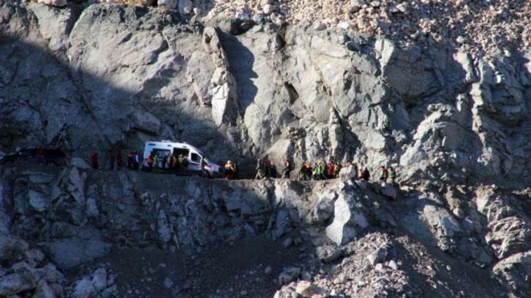 Siirtte toprak altından bir işçinin daha cansız bedeni çıkarıldı