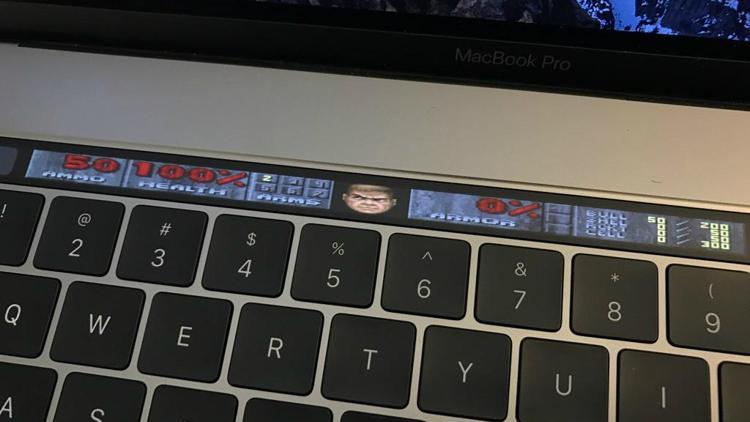 Macbook Pronun Touch Barında Doom oynadılar