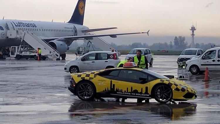 Havalimanında bir Lamborghini