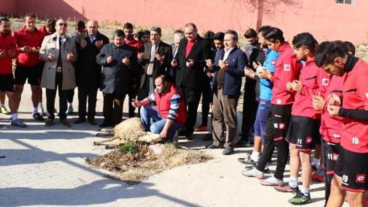 Kırıkkalesporda şansızlığı kırmak için kurban kesildi