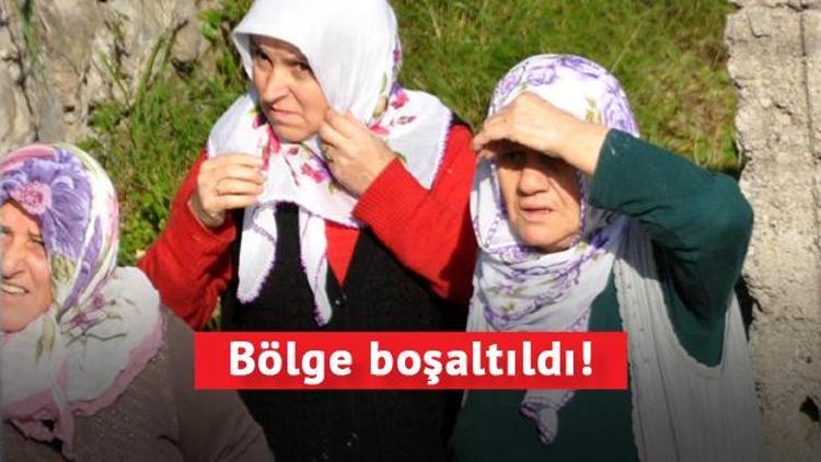 Yamaçtan kopan kayalar evlerin üzerine düştü