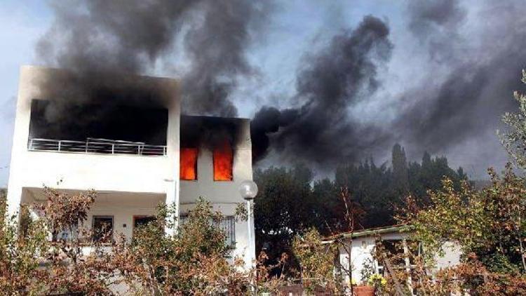 Bodrumda ev yangınında mahsur kalan 4 kadından 1i öldü
