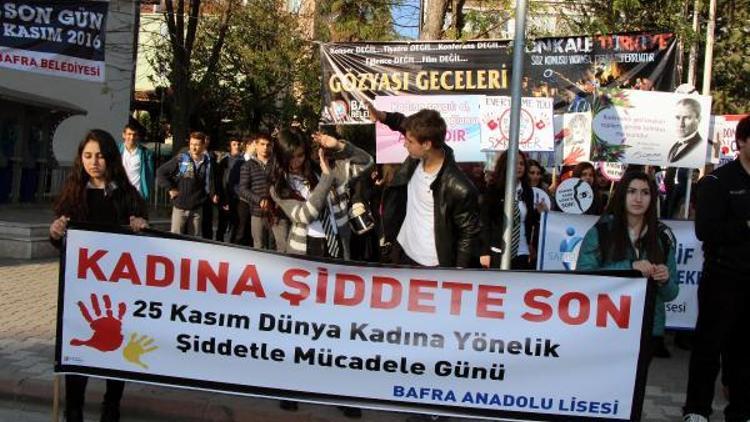 Liseliler kadına şiddeti protesto etti