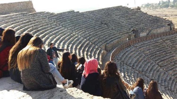 Kulalı genç kızlar Denizliyi gezdi