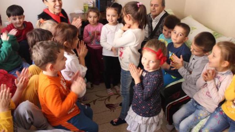 Emekli felçli ve gözleri görmeyen öğretmene vefa ziyareti