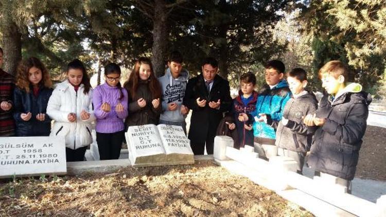 Bolayırlı öğrencilerden, şehit öğretmenin mezarına ziyaret