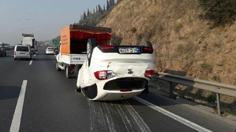 Takla atan otomobilde yaralanan 2 kadın, hastaneye götürülürken ambulanstan indi