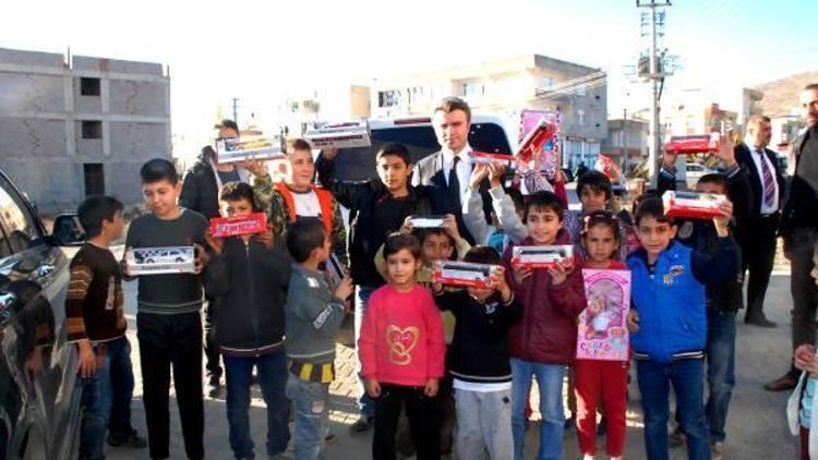 Kaymakam, öğrencilere zeka geliştiren oyuncak dağıttı