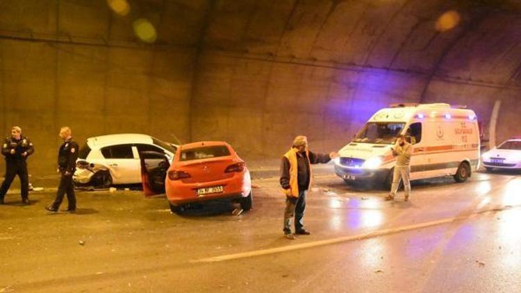 Bayraklı Tünellerinde zincirleme kaza: 5 yaralı