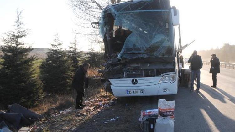 Eskişehirde yolcu otobüsü kamyonla çarpıştı: 13 yaralı