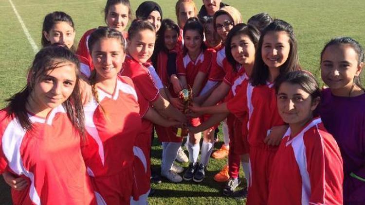Liseli genç kızlar futbol’da şampiyon Derinkuyu