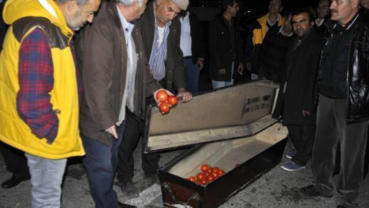 Antalyalı çiftçi domatesin cenaze namazını kıldı