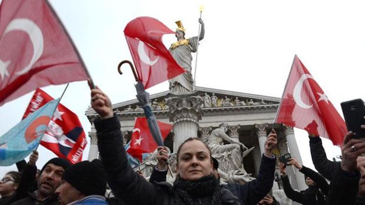 Viyana’da, ‘Teröre Lanet, Demokrasiye Davet’ mitingi
