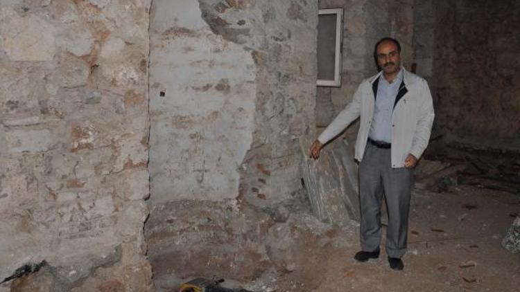 150 yıllık camide bazalttan yapılan mihrap ortaya çıktı