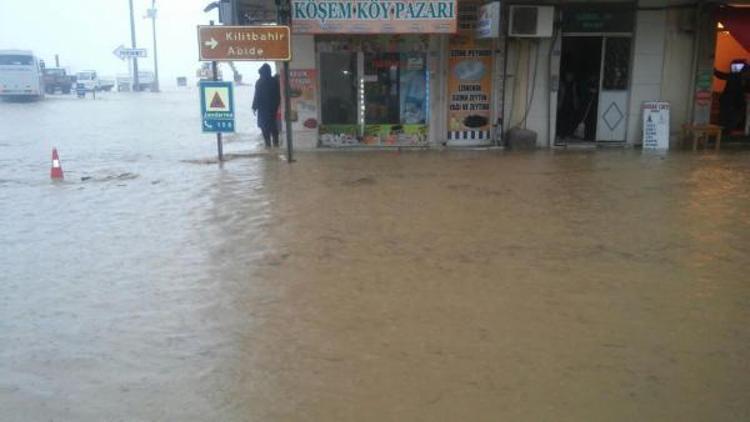 Çanakkalede şiddetli sağanak yaşamı olumsuz etkiledi