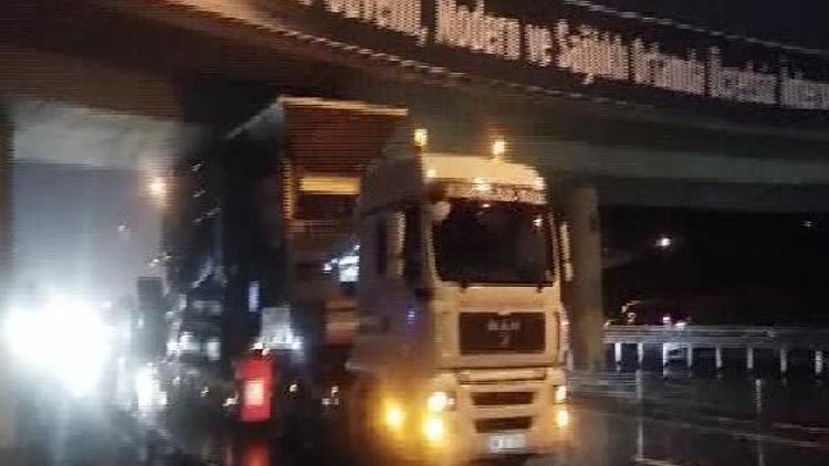 Sıkışan TIR ve yağışın etkisiyle istanbulda trafik durma noktasına geldi