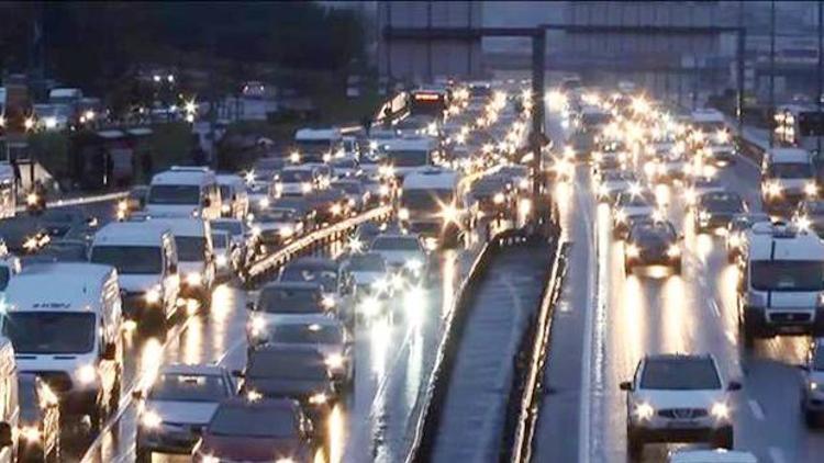 İstanbul trafiğinde yağmur kâbusu Trafik felç...