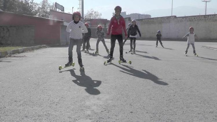 Kar olmayınca asfaltta şampiyonaya hazırlanıyorlar