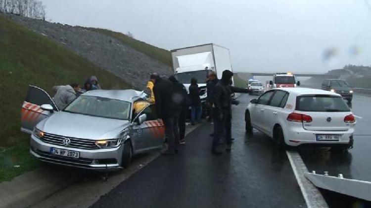 Emniyet şeridinde lastik değiştiren araçlara kamyonet çarptı: 1i ağır 2 yaralı