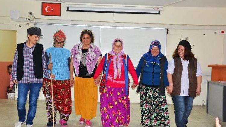 Mersinli kadın tiyatrocular İzmir sahnesinde
