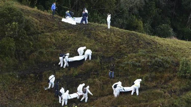 Kolombiyada düşen uçağın enkazından şok görüntüler