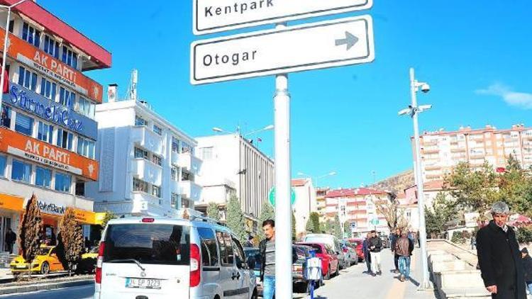 Yozgat’ta cadde ve sokaklara yön levhaları takıldı