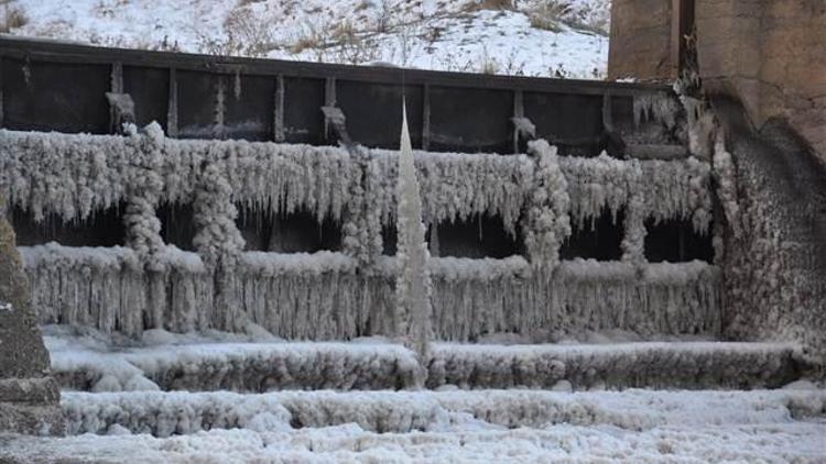 Karsta soğuk hava barajı dondurdu