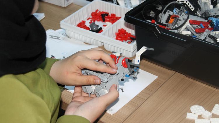 Suriyeli çocuklar robot yaparken Türkçe öğrenecek