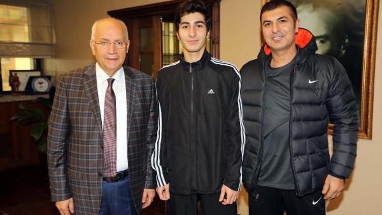 Başkan Yaşar, Dünya Şampiyonu Recberi ağırladı