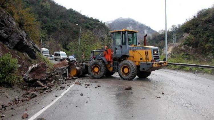 Zonguldak- Ankara yolunda heyelan ulaşımı aksattı