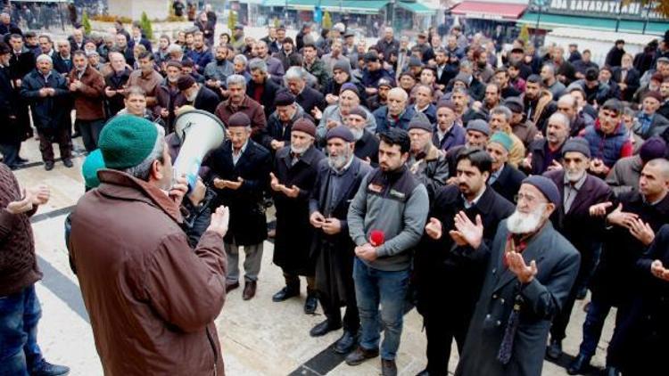 Yurt yangınında ölen kızlar için gıyabi cenaze namazı