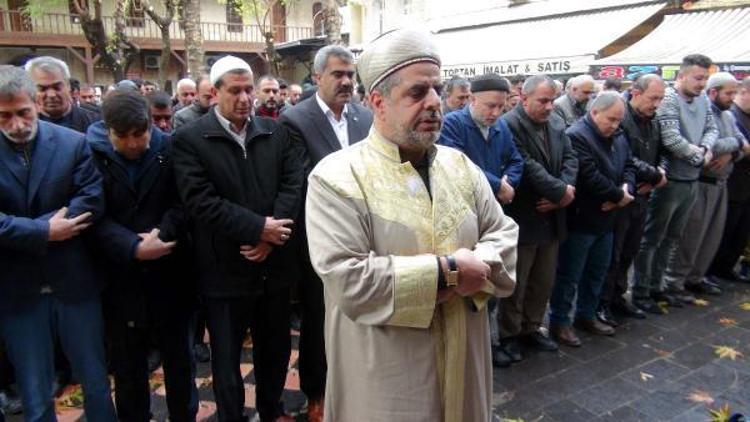 Suriyede ölenler için gıyabı cenaze namazı kılındı