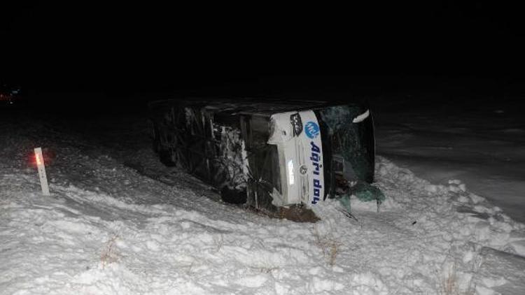 Sivasta buzlu yol kazası: 33 yaralı
