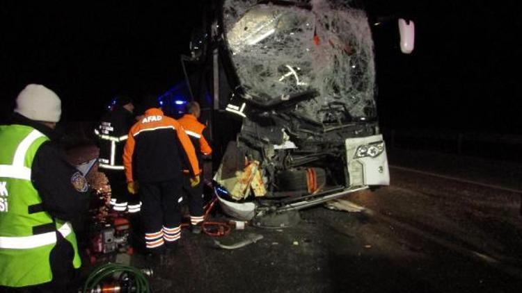 Yolcu otobüsü, kamyona çarptı: 1’i ağır 13 yaralı
