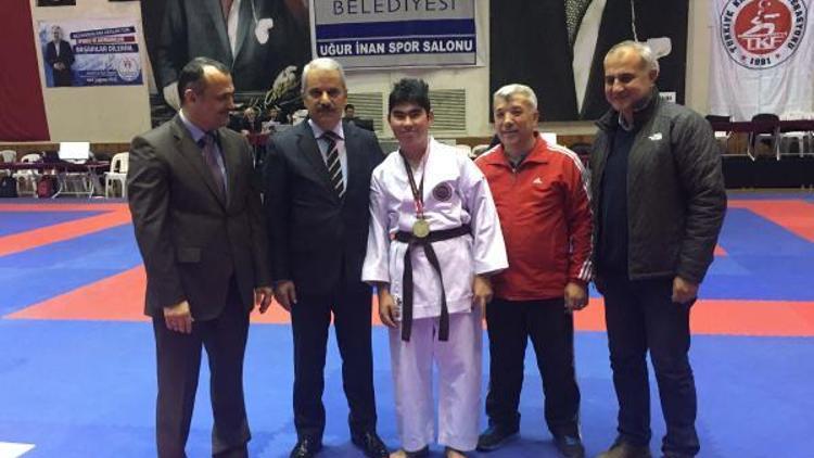 Karate Şampiyonası açılışında engelli Yiğitten gösteri