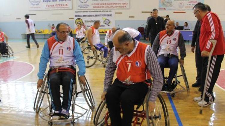 Vali ve milletvekili tekerlekli sandalyede engellilerle basketbol oynadı