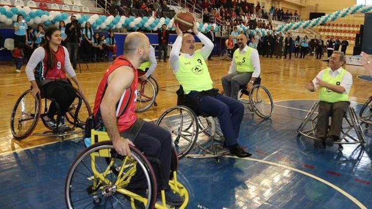 Protokol üyeleri tekerlekli sandalyede basketbol oynadı