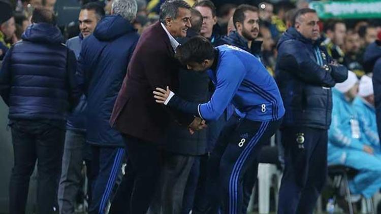 Fenerbahçeli futbolcu Şenol Güneşin elini öptü