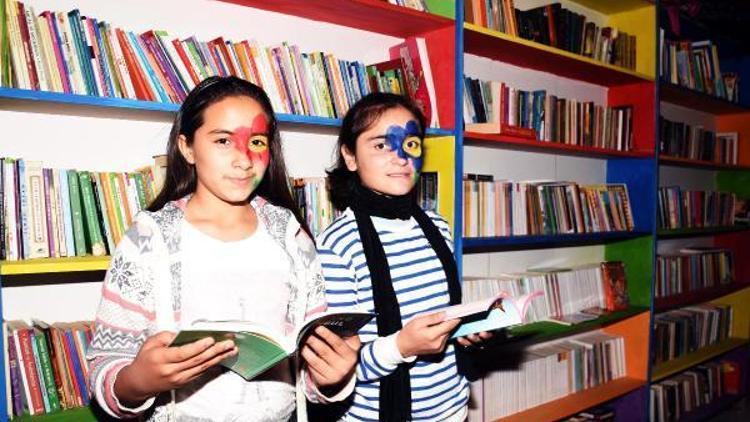 Çocuk festivali gibi kütüphane açılışı