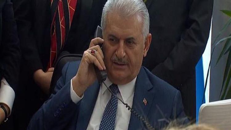 Başbakan Yıldırım, Engelli Koordinasyon Merkezinde telefona baktı