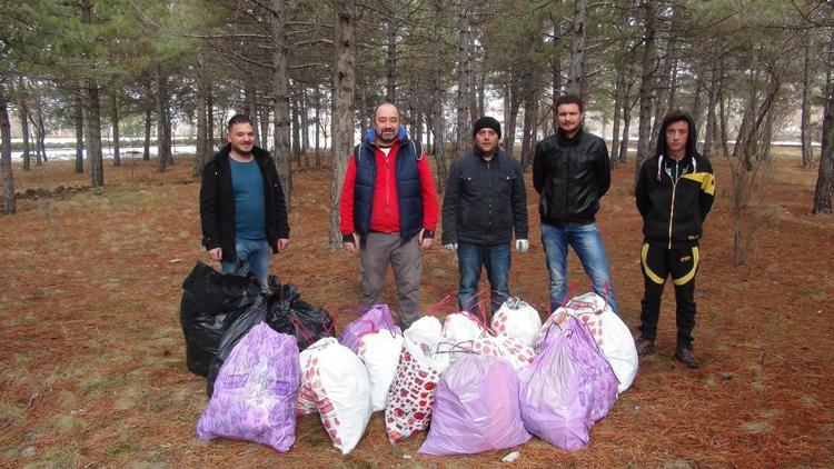 Gönüllü çevreciler Çamlık’ı temizledi